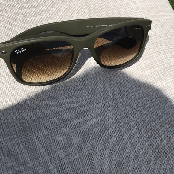 Original RayBan Wayfarer Olive Sunglasses - Picture 2 of 8